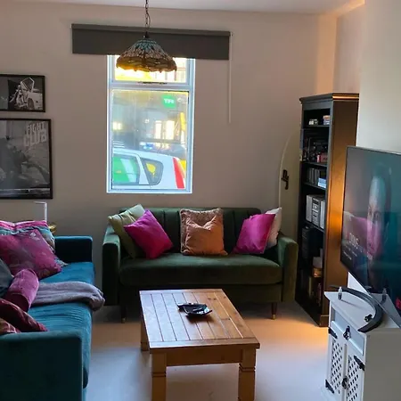 Bright & Spacious 2-bed Townhouse Nyaraló