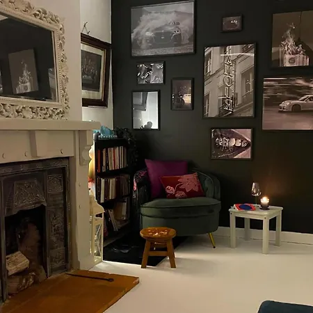 Bright & Spacious 2-bed Townhouse واتيرفورد