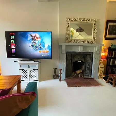 Bright & Spacious 2-bed Townhouse واتيرفورد