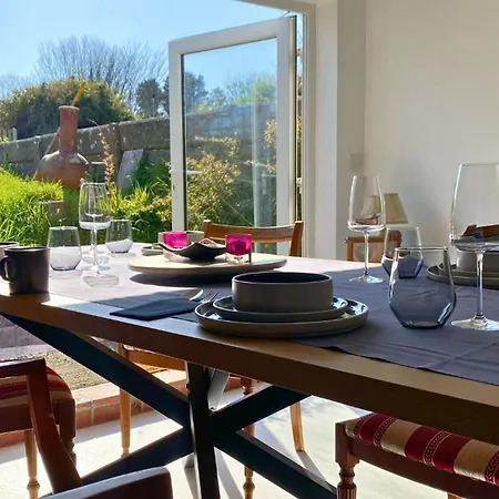 Bright & Spacious 2-bed Townhouse * Waterford