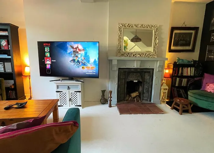 Bright & Spacious 2-bed Townhouse Вотафорд